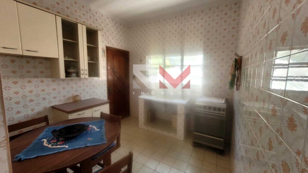 Casa pé na areia, com edícula á 50 metros da praia, localizada no bairro Santa Júlia – Itanhaém/SP.