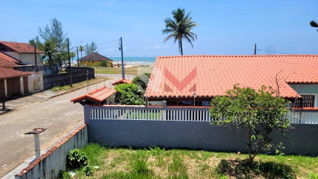 Casa pé na areia, com edícula á 50 metros da praia, localizada no bairro Santa Júlia – Itanhaém/SP.