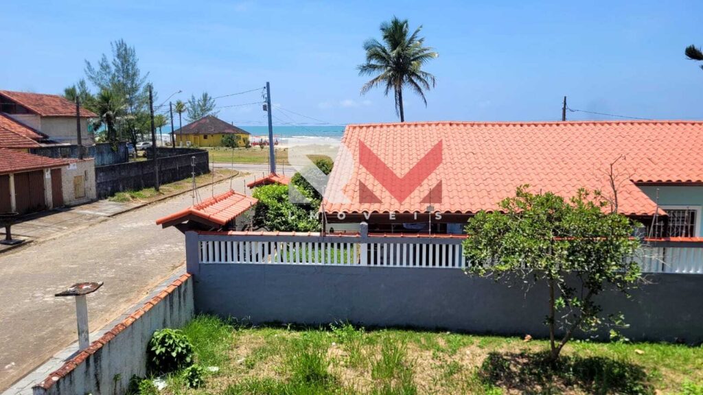Casa pé na areia, com edícula á 50 metros da praia, localizada no bairro Santa Júlia – Itanhaém/SP.