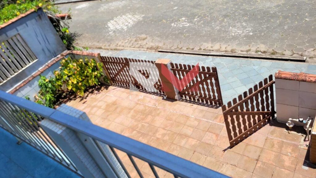 Casa pé na areia, com edícula á 50 metros da praia, localizada no bairro Santa Júlia – Itanhaém/SP.