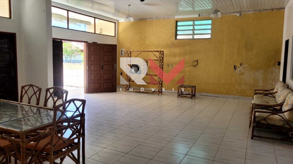 Casa pé na areia, com edícula á 50 metros da praia, localizada no bairro Santa Júlia – Itanhaém/SP.