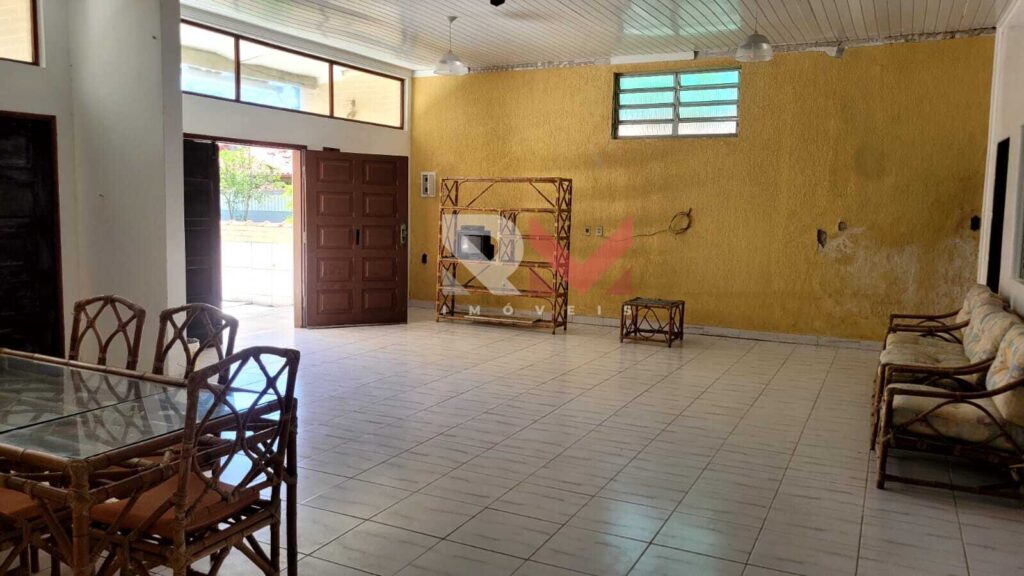 Casa pé na areia, com edícula á 50 metros da praia, localizada no bairro Santa Júlia – Itanhaém/SP.