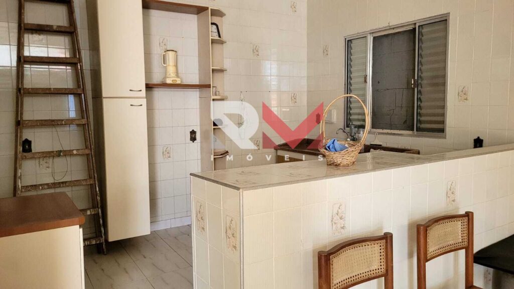 Casa pé na areia, com edícula á 50 metros da praia, localizada no bairro Santa Júlia – Itanhaém/SP.