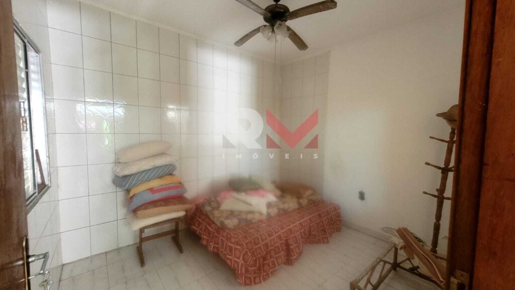 Casa pé na areia, com edícula á 50 metros da praia, localizada no bairro Santa Júlia – Itanhaém/SP.