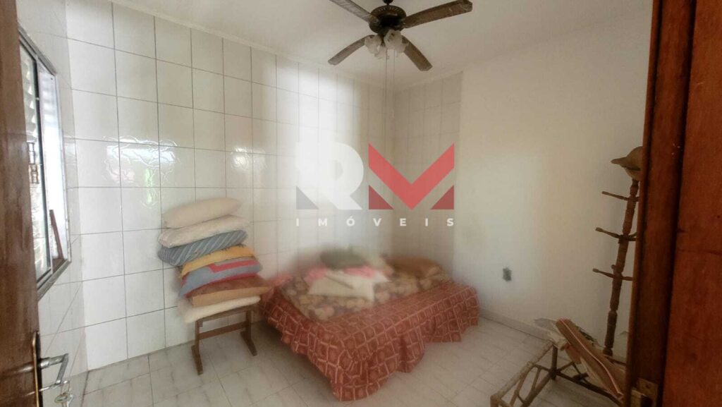 Casa pé na areia, com edícula á 50 metros da praia, localizada no bairro Santa Júlia – Itanhaém/SP.