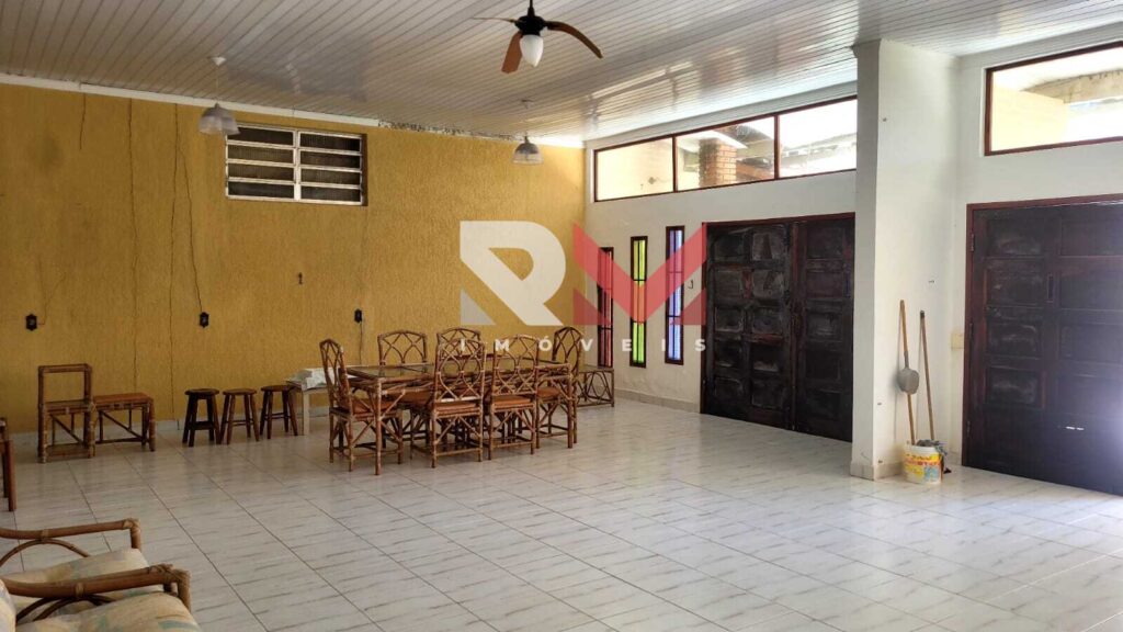 Casa pé na areia, com edícula á 50 metros da praia, localizada no bairro Santa Júlia – Itanhaém/SP.