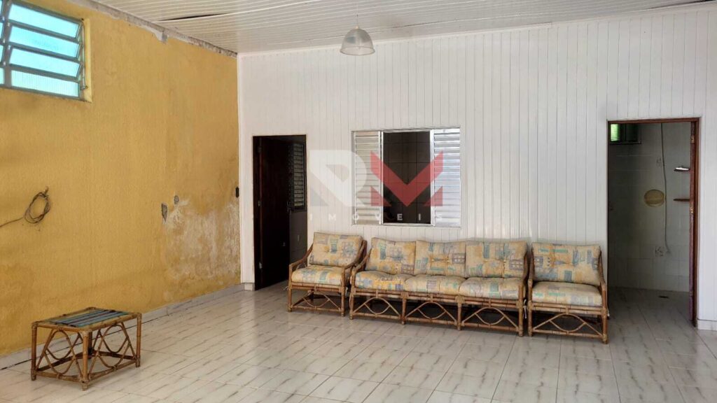 Casa pé na areia, com edícula á 50 metros da praia, localizada no bairro Santa Júlia – Itanhaém/SP.