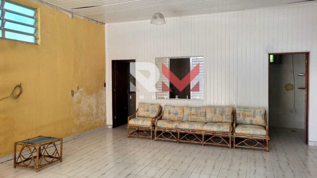 Casa pé na areia, com edícula á 50 metros da praia, localizada no bairro Santa Júlia – Itanhaém/SP.