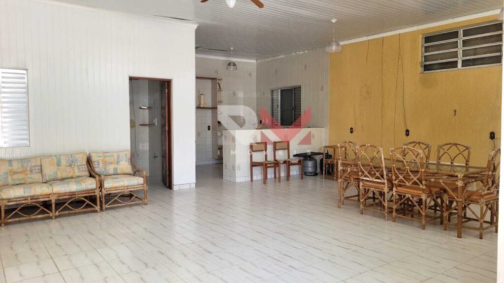 Casa pé na areia, com edícula á 50 metros da praia, localizada no bairro Santa Júlia – Itanhaém/SP.