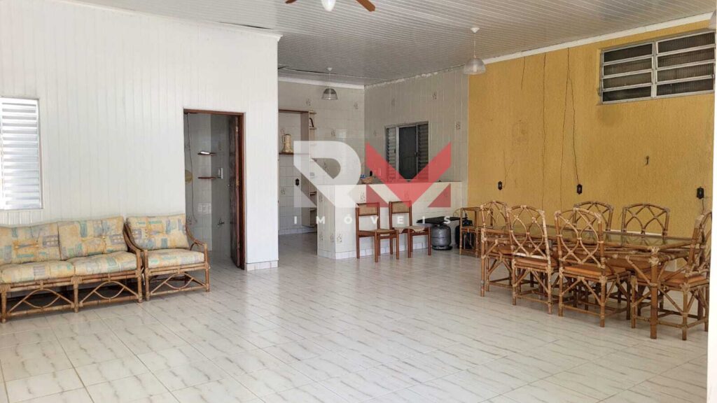 Casa pé na areia, com edícula á 50 metros da praia, localizada no bairro Santa Júlia – Itanhaém/SP.