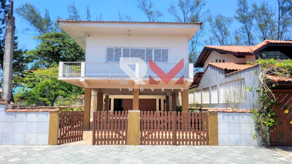 Casa pé na areia, com edícula á 50 metros da praia, localizada no bairro Santa Júlia – Itanhaém/SP.