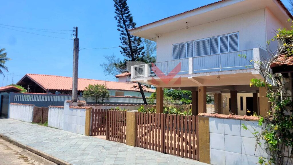 Casa pé na areia, com edícula á 50 metros da praia, localizada no bairro Santa Júlia – Itanhaém/SP.
