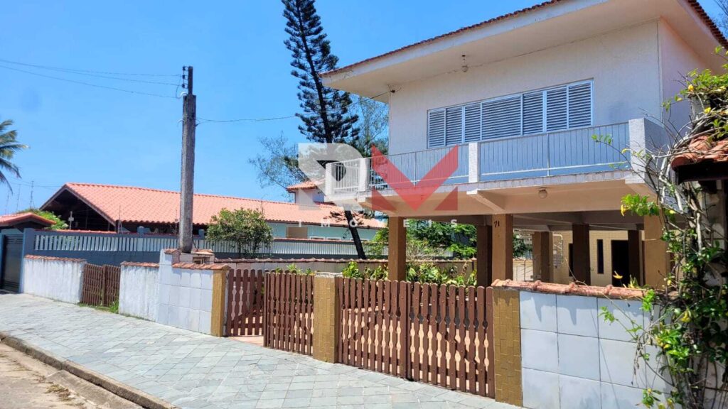 Casa pé na areia, com edícula á 50 metros da praia, localizada no bairro Santa Júlia – Itanhaém/SP.