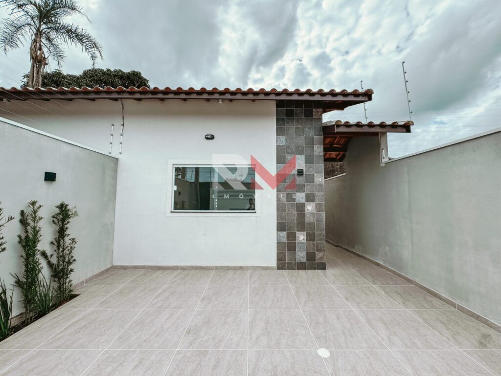 Belíssima casa com piscina lado praia no bairro Jardim Grandesp – Itanhaém/SP.