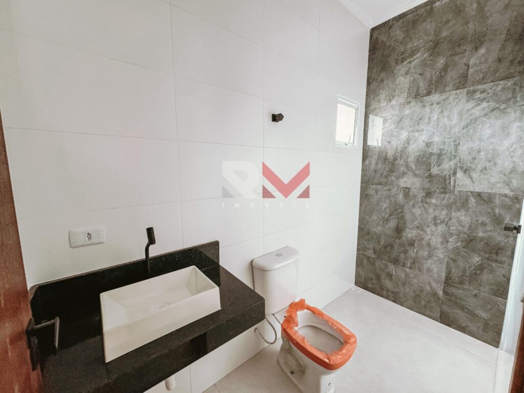 Belíssima casa com piscina lado praia no bairro Jardim Grandesp – Itanhaém/SP.