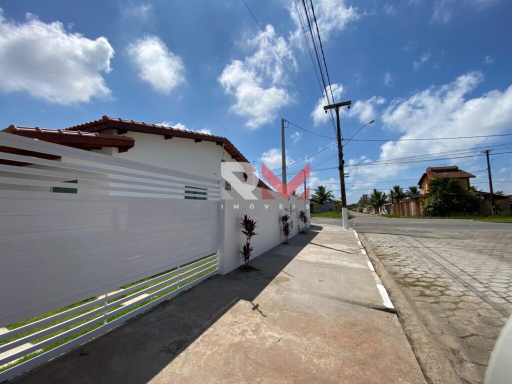 Casa com piscina apenas 500 metros da praia, no bairro Bopiranga – Itanhaém/SP!!!