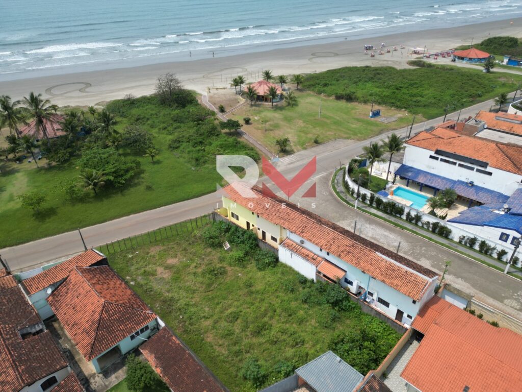 Lote pé na areia, localizado em frente ao mar no bairro Jardim Regina – Itanhaém/SP.