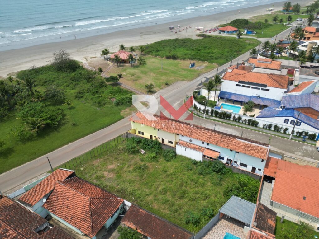 Lote pé na areia, localizado em frente ao mar no bairro Jardim Regina – Itanhaém/SP.