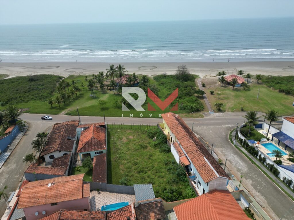 Lote pé na areia, localizado em frente ao mar no bairro Jardim Regina – Itanhaém/SP.