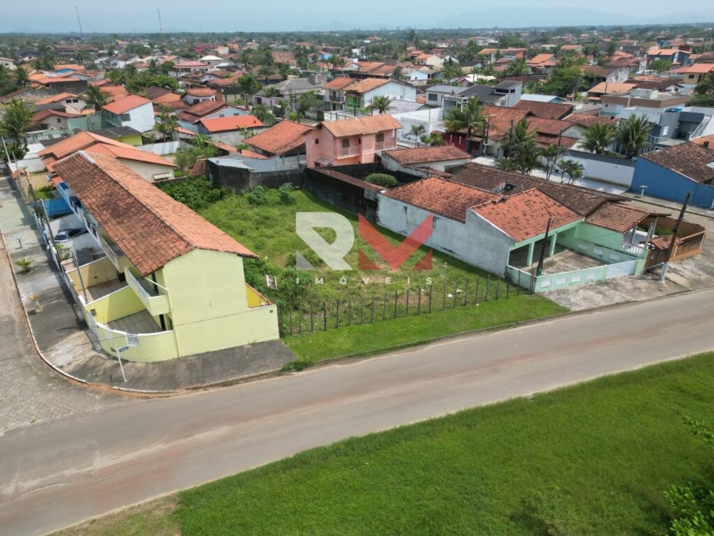 Lote pé na areia, localizado em frente ao mar no bairro Jardim Regina – Itanhaém/SP.