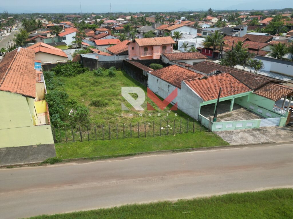 Lote pé na areia, localizado em frente ao mar no bairro Jardim Regina – Itanhaém/SP.