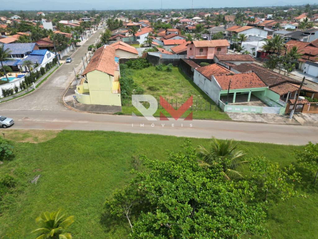 Lote pé na areia, localizado em frente ao mar no bairro Jardim Regina – Itanhaém/SP.