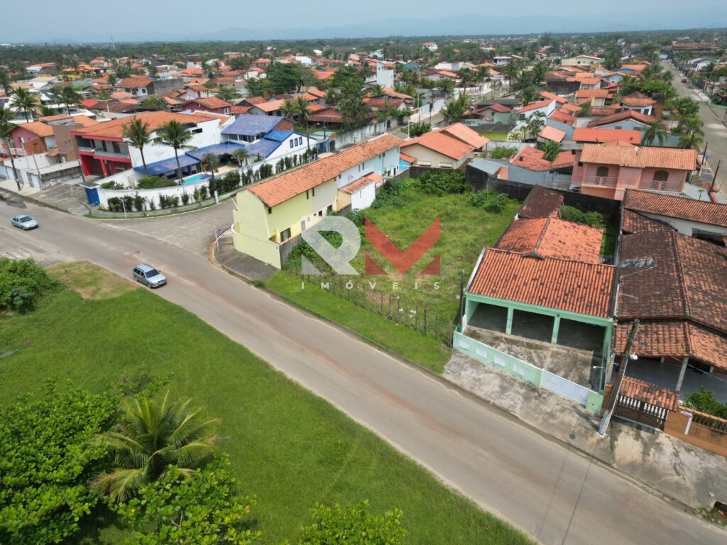 Lote pé na areia, localizado em frente ao mar no bairro Jardim Regina – Itanhaém/SP.