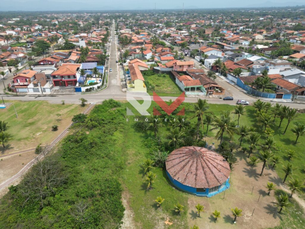 Lote pé na areia, localizado em frente ao mar no bairro Jardim Regina – Itanhaém/SP.