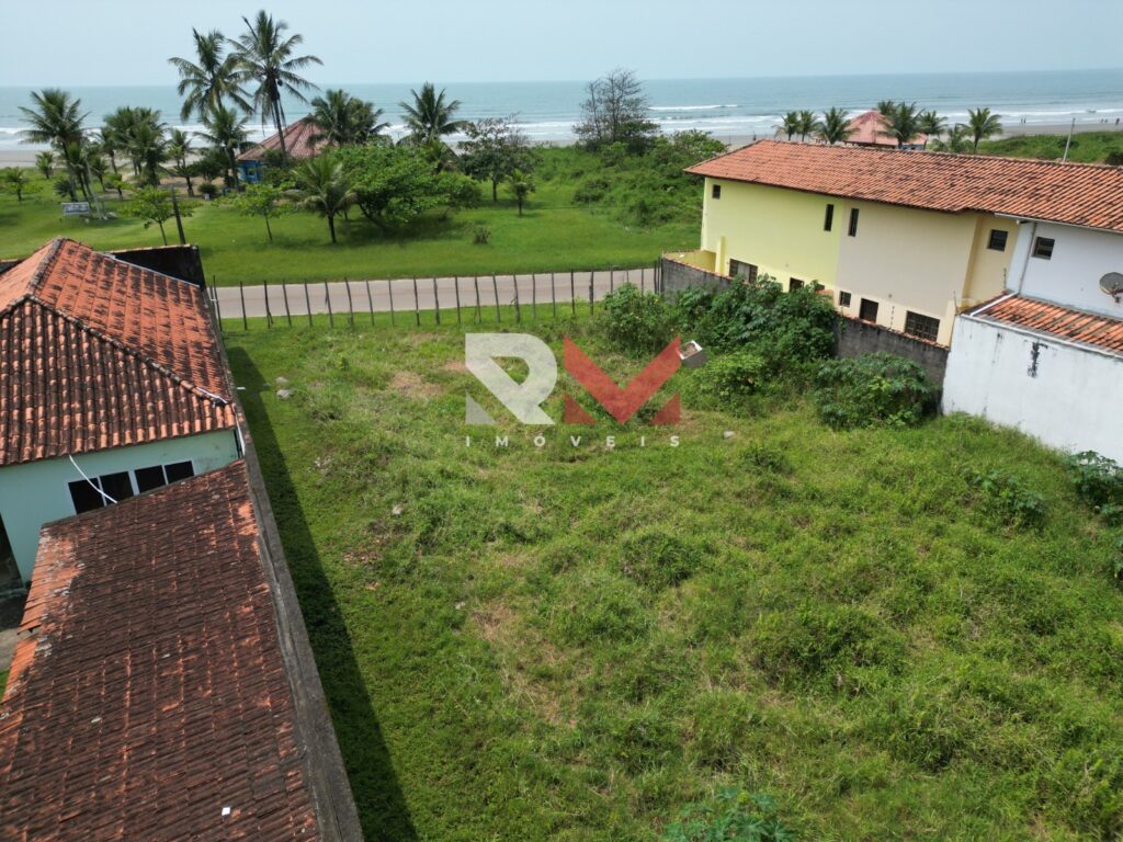 Lote pé na areia, localizado em frente ao mar no bairro Jardim Regina – Itanhaém/SP.