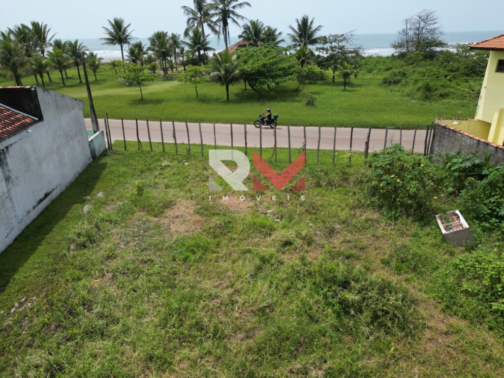 Lote pé na areia, localizado em frente ao mar no bairro Jardim Regina – Itanhaém/SP.