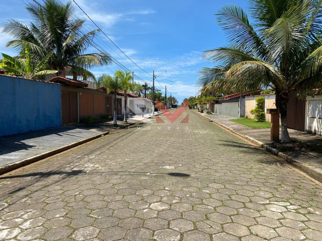 Lote murado e com portão, localizado apenas 300 metros da praia no Jardim Regina – Itanhaém/SP.
