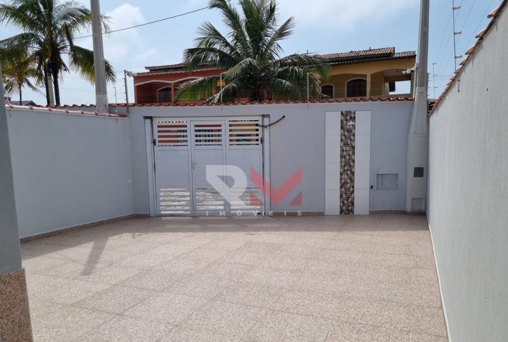 Casa nova com piscina e porteira fechada no bairro Campos Elíseos em Itanhaém/SP.