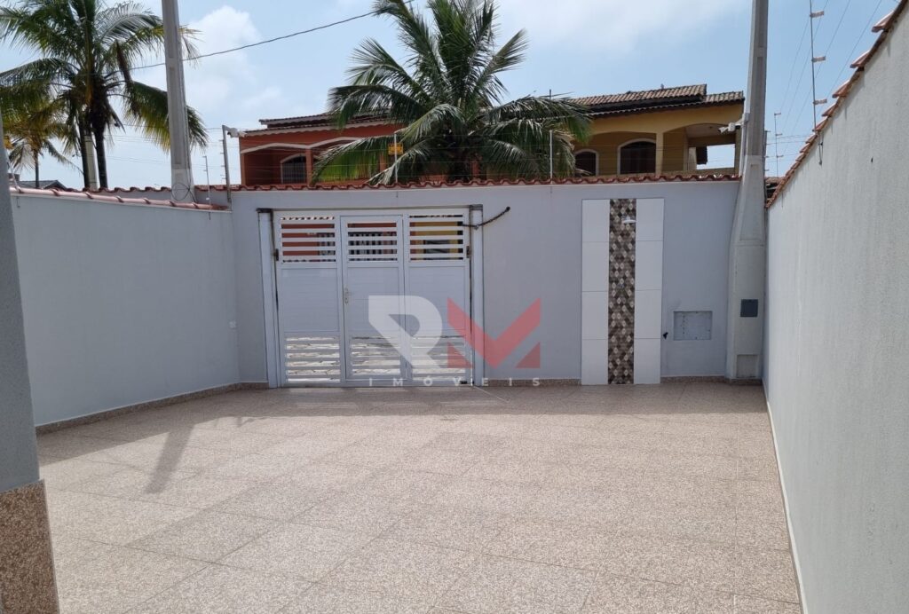 Casa nova com piscina e porteira fechada no bairro Campos Elíseos em Itanhaém/SP.