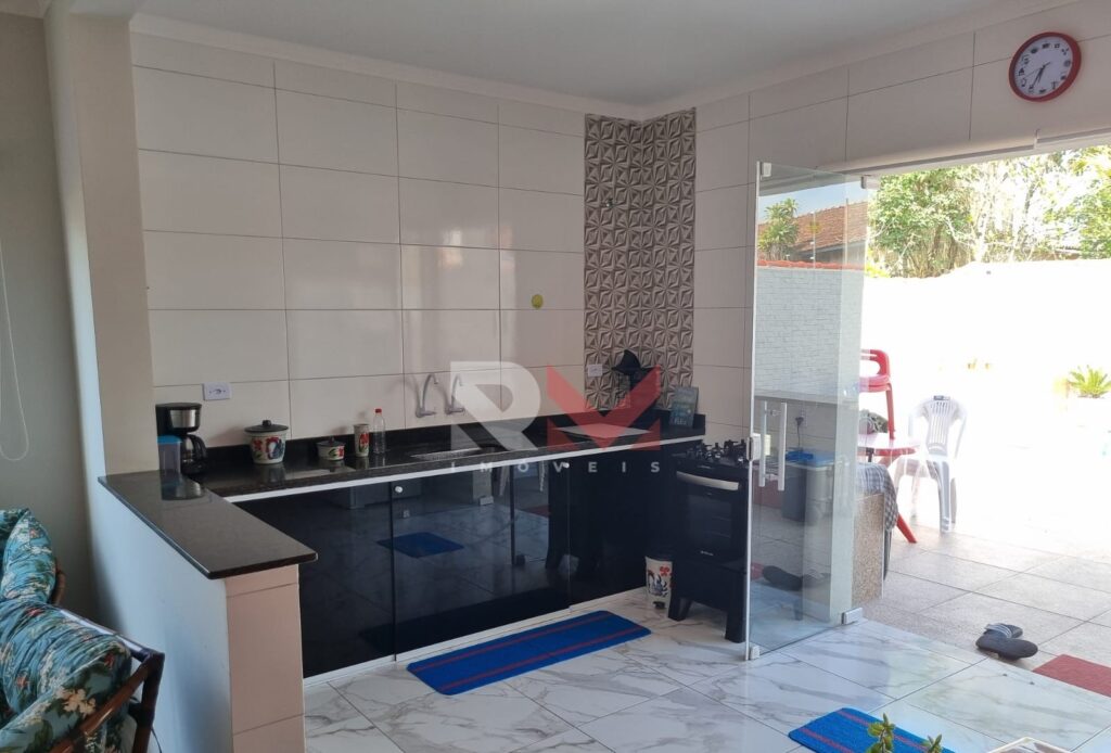 Casa nova com piscina e porteira fechada no bairro Campos Elíseos em Itanhaém/SP.