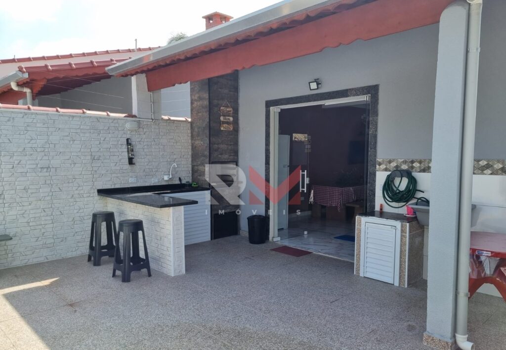 Casa nova com piscina e porteira fechada no bairro Campos Elíseos em Itanhaém/SP.