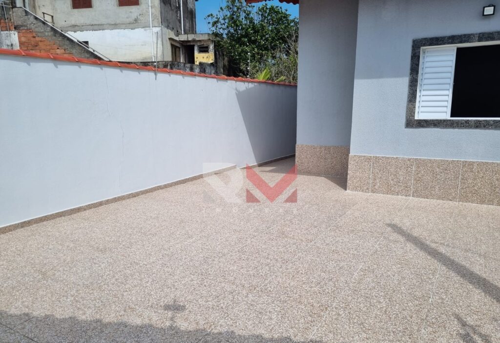 Casa nova com piscina e porteira fechada no bairro Campos Elíseos em Itanhaém/SP.