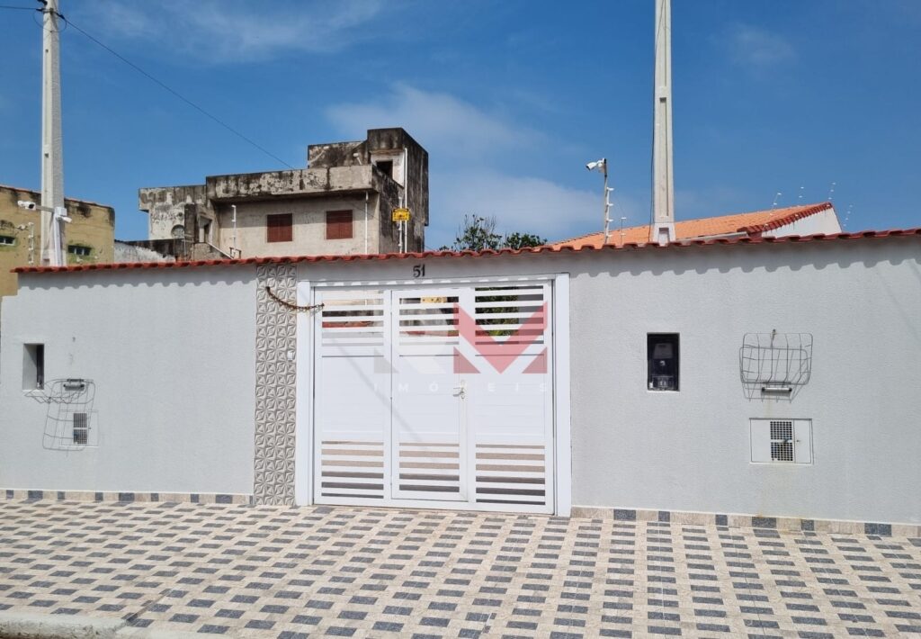Casa nova com piscina e porteira fechada no bairro Campos Elíseos em Itanhaém/SP.