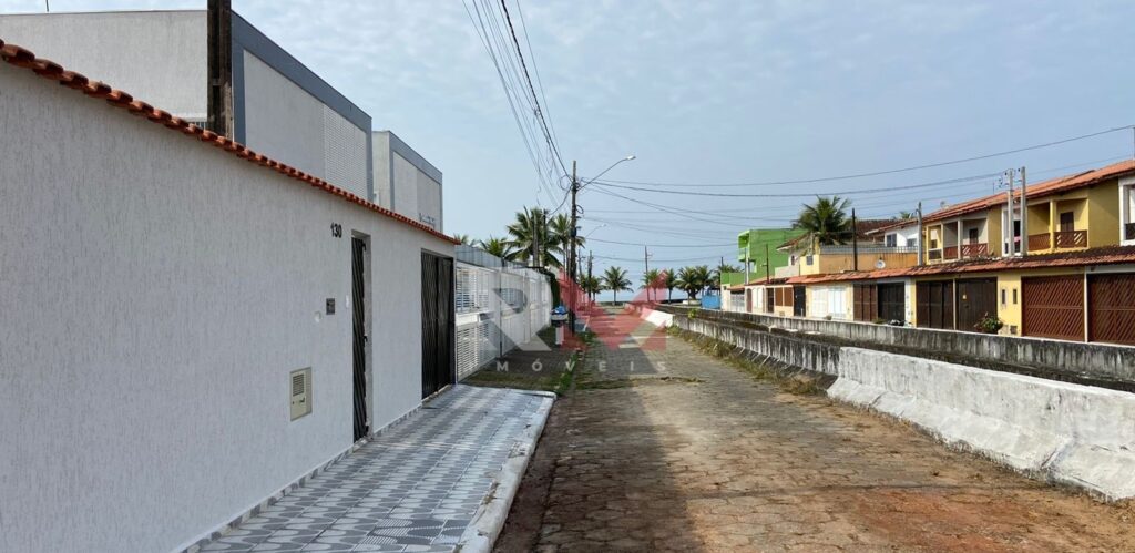 Casa lado praia com 3 dormitórios no Itaóca em Mongaguá/SP.