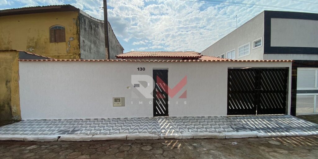 Casa lado praia com 3 dormitórios no Itaóca em Mongaguá/SP.