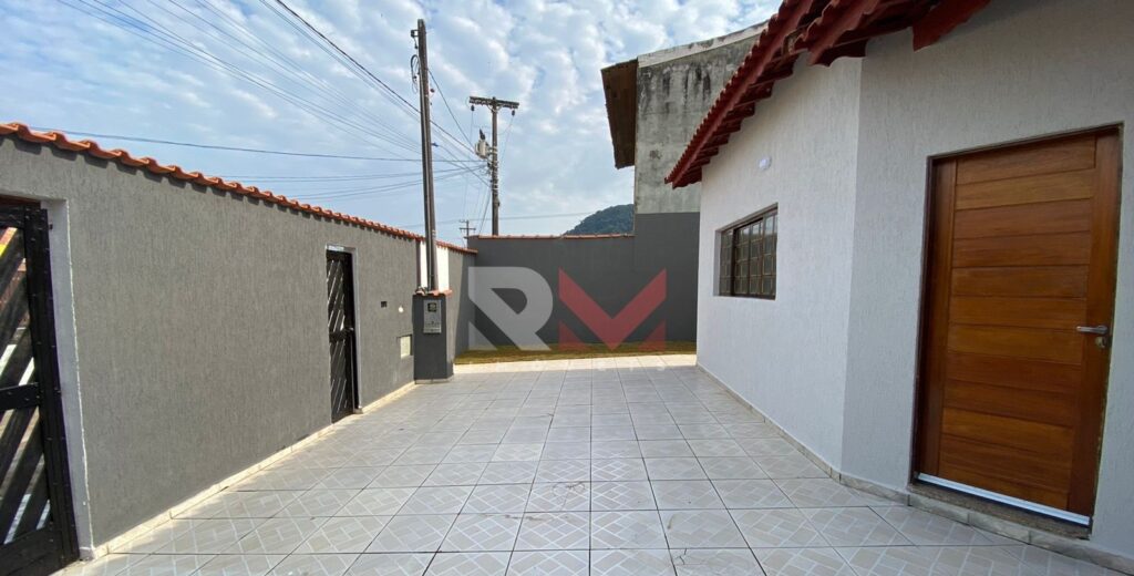 Casa lado praia com 3 dormitórios no Itaóca em Mongaguá/SP.