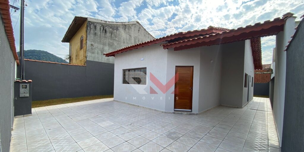 Casa lado praia com 3 dormitórios no Itaóca em Mongaguá/SP.