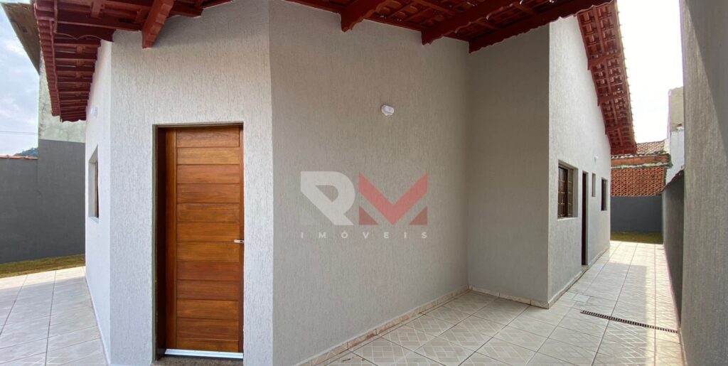 Casa lado praia com 3 dormitórios no Itaóca em Mongaguá/SP.