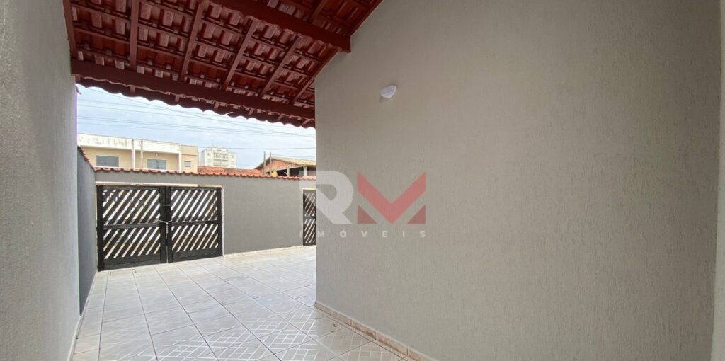 Casa lado praia com 3 dormitórios no Itaóca em Mongaguá/SP.
