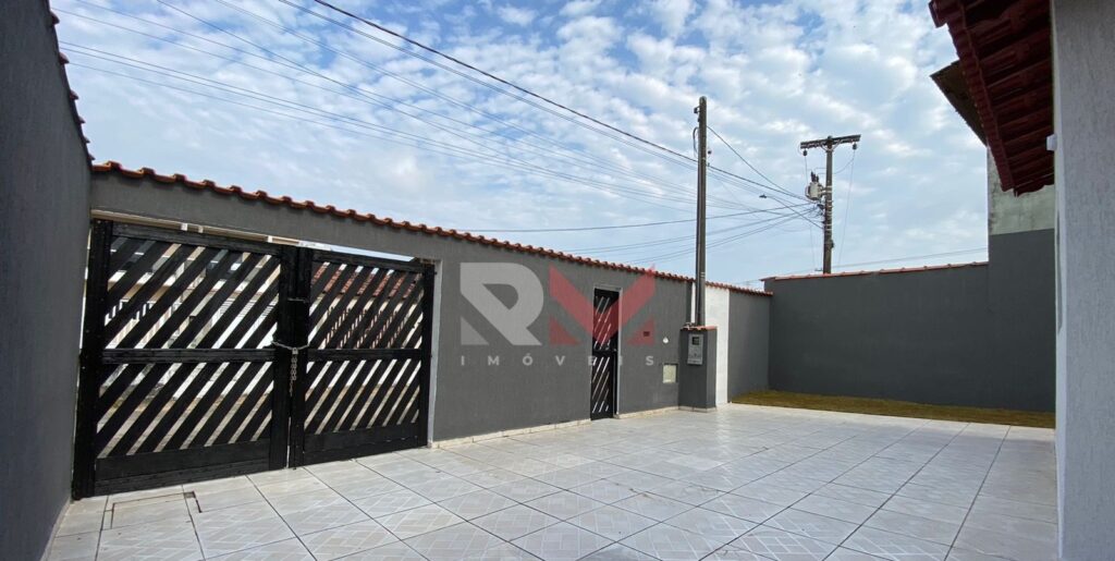 Casa lado praia com 3 dormitórios no Itaóca em Mongaguá/SP.
