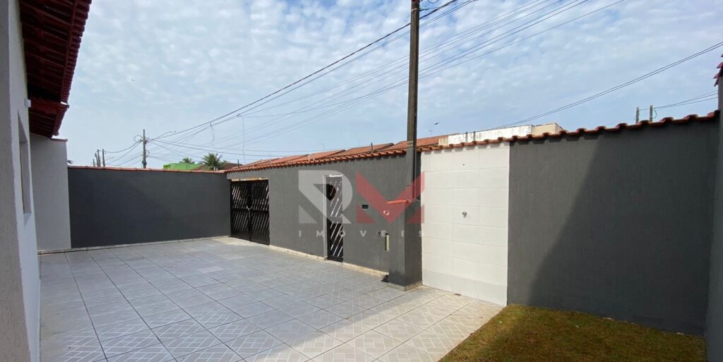 Casa lado praia com 3 dormitórios no Itaóca em Mongaguá/SP.