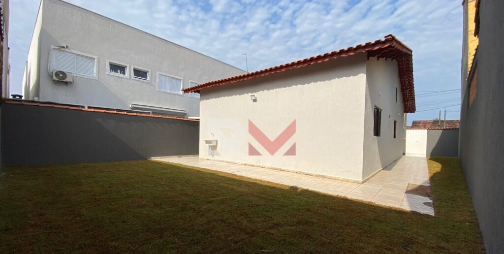 Casa lado praia com 3 dormitórios no Itaóca em Mongaguá/SP.