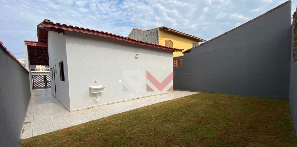 Casa lado praia com 3 dormitórios no Itaóca em Mongaguá/SP.