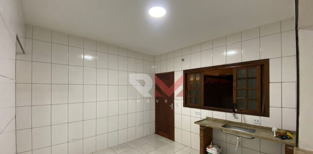 Casa lado praia com 3 dormitórios no Itaóca em Mongaguá/SP.