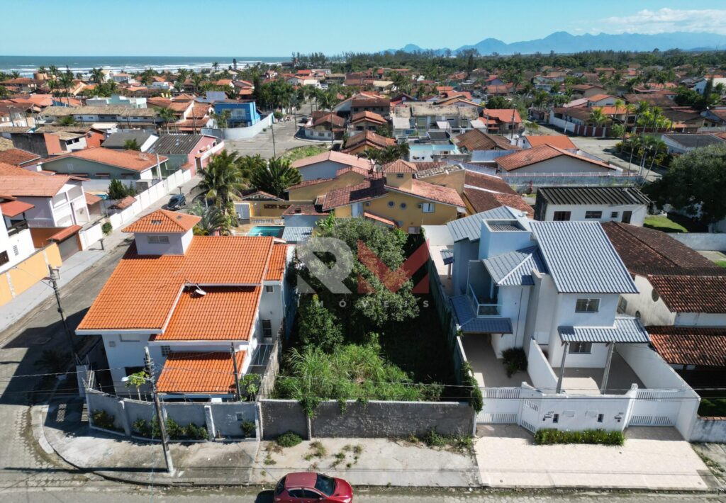 Terreno para geminadas á 500 metros da praia no Jd de Itanhaém em Itanhaém/SP.