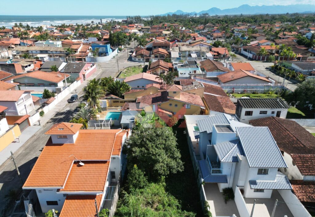Terreno para geminadas á 500 metros da praia no Jd de Itanhaém em Itanhaém/SP.